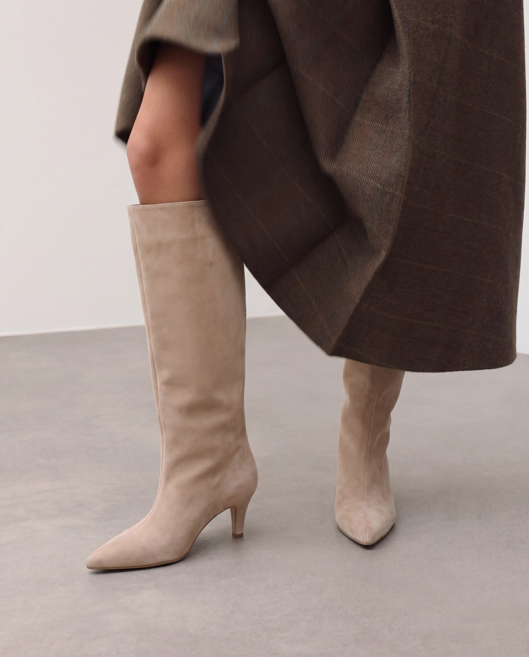 Stivali al Ginocchio Mona in Camoscio – Beige